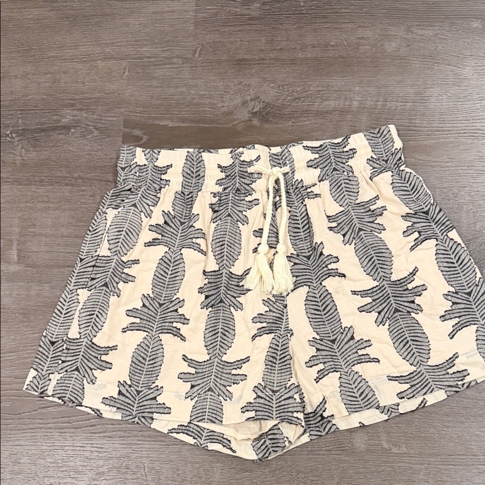 ASOS DESIGN Chic High Waist Women Shorts in Cream and Black